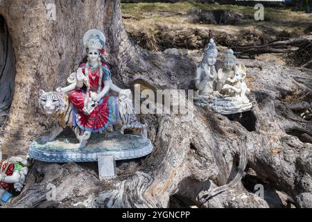 Piccole statue private di dio indù sulla spiaggia, sull'Oceano Indiano, sull'isola, Mauritius, in Africa Foto Stock