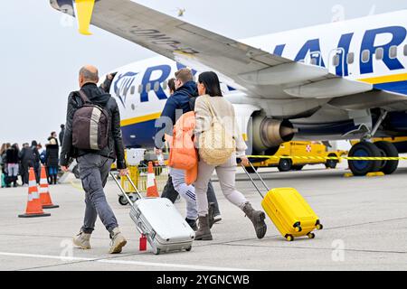 Hoersching, Austria. 8 novembre 2024. HOERSCHING, AUSTRIA - 8 NOVEMBRE: Passagiere des Ryan Air Fluges am Flughafen Linz waehrend der Praesentation des Comeback der Fluglinie Ryanair am Flughafen Linz Flughafen Linz am 8 novembre 2024 a Hoersching, Austria.241108 SEPA 20 030 - 20241108 PD3382 credito: APA-PictureDesk/Alamy Live News Foto Stock