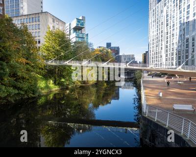 Riflessi d'acqua calme, Trinity Bridge sul fiume Irwell, Manchester, Inghilterra Foto Stock