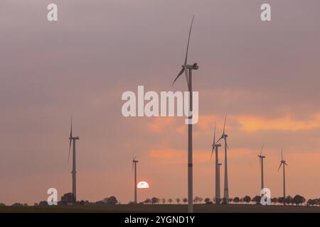 Parco eolico di Rossau al tramonto, parco eolico di Rossau, Rossau, Sassonia, Germania, Europa Foto Stock