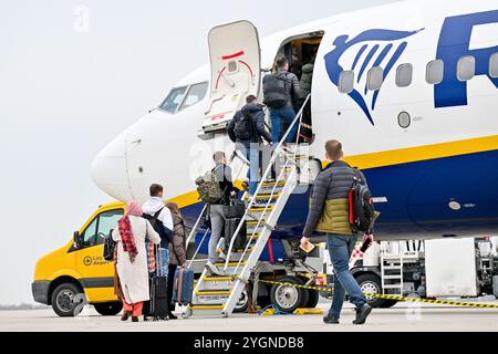 Hoersching, Austria. 8 novembre 2024. HOERSCHING, AUSTRIA - 8 NOVEMBRE: Passagiere des Ryan Air Fluges am Flughafen Linz waehrend der Praesentation des Comeback der Fluglinie Ryanair am Flughafen Linz Flughafen Linz am 8 novembre 2024 a Hoersching, Austria.241108 SEPA 20 029 - 20241108 PD3442 credito: APA-PictureDesk/Alamy Live News Foto Stock