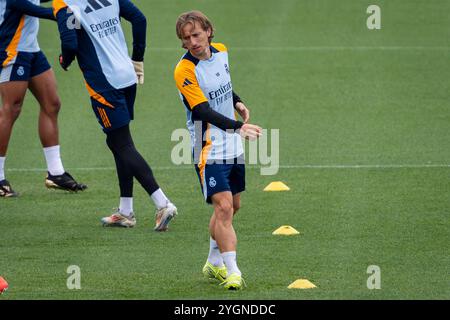 Valdebebas, Madrid, Spagna. 8 novembre 2024. Luka Modric del Real Madrid CF ha visto allenarsi durante la sessione di allenamento del Real Madrid e la conferenza stampa in vista della partita della Liga 2024/25 contro CA Osasuna al Ciudad Real Madrid l'8 novembre 2024 a Valdebebas, Spagna. (Credit Image: © Alberto Gardin/ZUMA Press Wire) SOLO PER USO EDITORIALE! Non per USO commerciale! Foto Stock