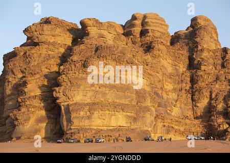Giordania, Wadi Rum, 1 novembre 2022: Persone e auto fuoristrada in attesa del tramonto sul deserto, Asia Foto Stock