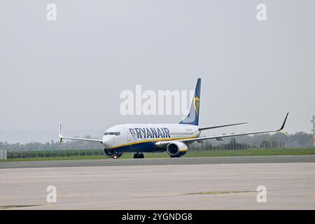 Hoersching, Austria. 8 novembre 2024. HOERSCHING, AUSTRIA - 8 NOVEMBRE: Ankunft des Ryan Air Fluges am Flughafen Linz waehrend der Praesentation des Comeback der Fluglinie Ryanair am Flughafen Linz Flughafen Linz am 8 novembre 2024 a Hoersching, Austria.241108 SEPA 20 011 - 20241108 PD3421 credito: APA-PictureDesk/Alamy Live News Foto Stock