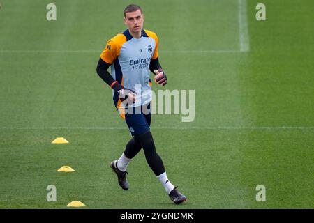 Valdebebas, Madrid, Spagna. 8 novembre 2024. Andriy Lunin del Real Madrid CF ha visto allenarsi durante la sessione di allenamento e la conferenza stampa del Real Madrid, prima della partita della Liga 2024/25 contro CA Osasuna al Ciudad Real Madrid l'8 novembre 2024 a Valdebebas, in Spagna. (Credit Image: © Alberto Gardin/ZUMA Press Wire) SOLO PER USO EDITORIALE! Non per USO commerciale! Foto Stock