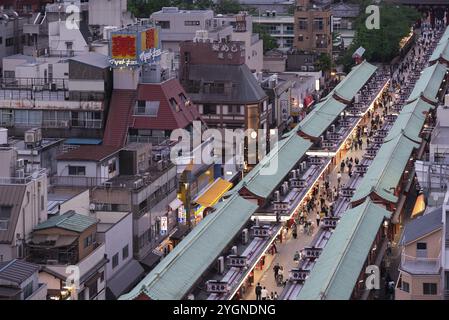 I turisti camminano attraverso la via dello shopping Nakamise-dori di senso-ji ad Asakusa. Senso-ji è il più antico tempio buddista di Tokyo Foto Stock