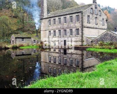 Gibson Mill si rifletteva nel laghetto di Hardcastle Crags vicino a Hebden Bridge West Yorkshire Inghilterra Foto Stock