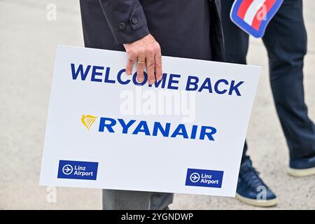 Hoersching, Austria. 8 novembre 2024. HOERSCHING, AUSTRIA - 8 NOVEMBRE: Willkommensschild waehrend der Praesentation des Comeback der Fluglinie Ryanair am Flughafen Linz Flughafen Linz am 8 novembre 2024 a Hoersching, Austria.241108 SEPA 20 022 - 20241108 PD3445 credito: APA-PictureDesk/Alamy Live News Foto Stock