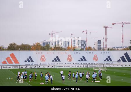 Valdebebas, Madrid, Spagna. 8 novembre 2024. Una visione generale del campo di allenamento durante la sessione di allenamento e la conferenza stampa del Real Madrid in vista della partita della Liga 2024/25 contro IL CA Osasuna a Ciudad Real Madrid l'8 novembre 2024 a Valdebebas, Spagna. (Credit Image: © Alberto Gardin/ZUMA Press Wire) SOLO PER USO EDITORIALE! Non per USO commerciale! Foto Stock