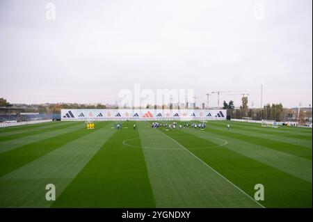 Valdebebas, Madrid, Spagna. 8 novembre 2024. Una visione generale del campo di allenamento durante la sessione di allenamento e la conferenza stampa del Real Madrid in vista della partita della Liga 2024/25 contro IL CA Osasuna a Ciudad Real Madrid l'8 novembre 2024 a Valdebebas, Spagna. (Credit Image: © Alberto Gardin/ZUMA Press Wire) SOLO PER USO EDITORIALE! Non per USO commerciale! Foto Stock