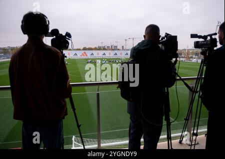 Valdebebas, Madrid, Spagna. 8 novembre 2024. Una visione generale del campo di allenamento durante la sessione di allenamento e la conferenza stampa del Real Madrid in vista della partita della Liga 2024/25 contro IL CA Osasuna a Ciudad Real Madrid l'8 novembre 2024 a Valdebebas, Spagna. (Credit Image: © Alberto Gardin/ZUMA Press Wire) SOLO PER USO EDITORIALE! Non per USO commerciale! Foto Stock