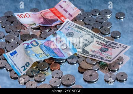 Oslo 20241108. Illustrasjon av mynter og pengesedler med ulik valuta. Euro, norske kroner og og USD (Dollaro americano, dollaro americano). Foto: Heiko Junge/NTB Foto Stock