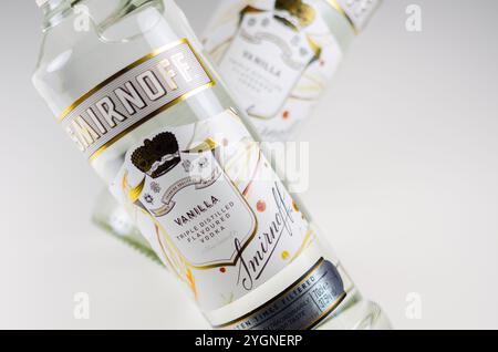 LONDRA, REGNO UNITO - 17 APRILE 2024 la Smirnoff Vanilla Vodka è arricchita dal gusto naturale di vaniglia per un gusto dolce e coccolante Foto Stock