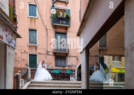 Coppia nuziale nel centro storico di Venezia, Italia Foto Stock