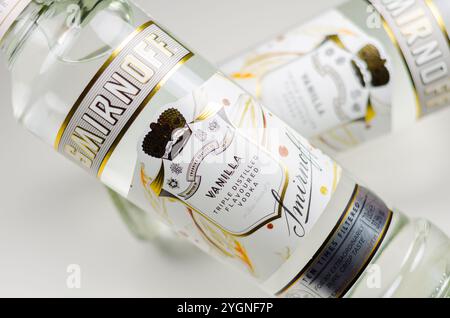 LONDRA, REGNO UNITO - 17 APRILE 2024 la Smirnoff Vanilla Vodka è arricchita dal gusto naturale di vaniglia per un gusto dolce e coccolante Foto Stock