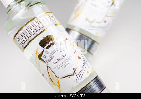 LONDRA, REGNO UNITO - 17 APRILE 2024 la Smirnoff Vanilla Vodka è arricchita dal gusto naturale di vaniglia per un gusto dolce e coccolante Foto Stock