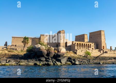 Vista dell'antico tempio di file dal fiume Nilo ad Assuan, in Egitto Foto Stock