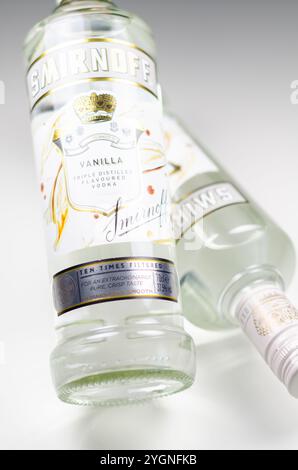 LONDRA, REGNO UNITO - 17 APRILE 2024 la Smirnoff Vanilla Vodka è arricchita dal gusto naturale di vaniglia per un gusto dolce e coccolante Foto Stock