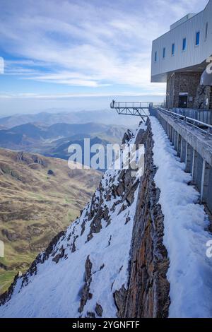 PIC du Midi, Francia - 2 novembre 2024: Vista sui Pirenei francesi dall'Osservatorio PIC du Midi Foto Stock