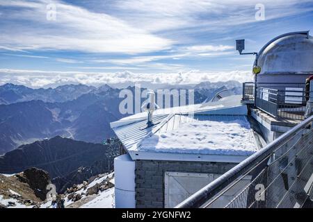 PIC du Midi, Francia - 2 novembre 2024: Vista dei Pirenei francesi dall'Osservatorio PIC du Midi Foto Stock