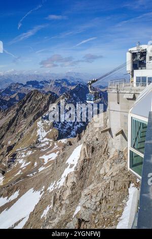 La Mongie, Francia - 2 novembre 2024: Funivia presso l'Osservatorio PIC du Midi, nei Pirenei francesi Foto Stock