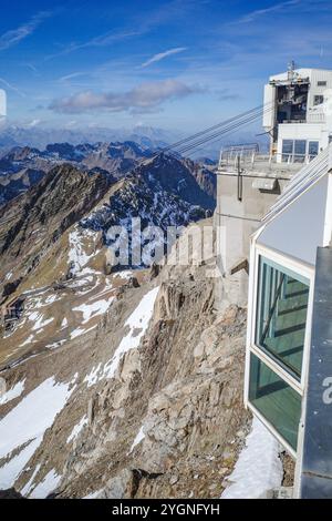 La Mongie, Francia - 2 novembre 2024: Funivia presso l'Osservatorio PIC du Midi, nei Pirenei francesi Foto Stock