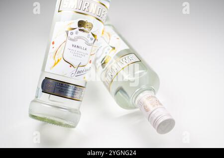 LONDRA, REGNO UNITO - 17 APRILE 2024 la Smirnoff Vanilla Vodka è arricchita dal gusto naturale di vaniglia per un gusto dolce e coccolante Foto Stock