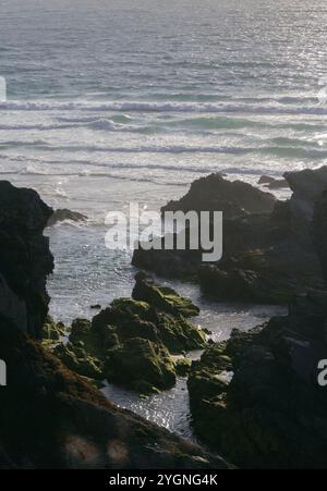 Splendida vista del vasto oceano dalla cima di una scogliera, con onde che si infrangono contro le rocce sottostanti, creando un senso di stupore per la potenza e la bellezza Foto Stock