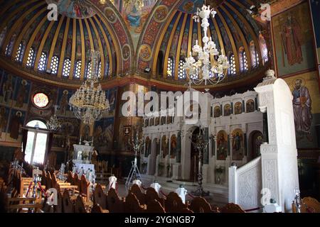 Interno della chiesa greco-ortodossa dei Santi Costantino ed Elena Lazaraki Glyfada Atene Attica Grecia Foto Stock