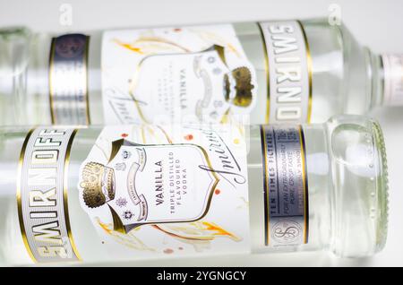 LONDRA, REGNO UNITO - 17 APRILE 2024 la Smirnoff Vanilla Vodka è arricchita dal gusto naturale di vaniglia per un gusto dolce e coccolante Foto Stock