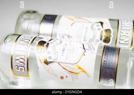 LONDRA, REGNO UNITO - 17 APRILE 2024 la Smirnoff Vanilla Vodka è arricchita dal gusto naturale di vaniglia per un gusto dolce e coccolante Foto Stock