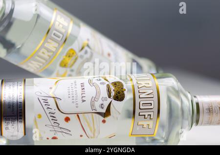 LONDRA, REGNO UNITO - 17 APRILE 2024 la Smirnoff Vanilla Vodka è arricchita dal gusto naturale di vaniglia per un gusto dolce e coccolante Foto Stock