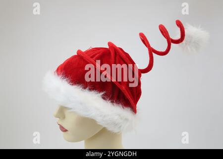 Nuovo cappello di Babbo Natale con primavera Foto Stock