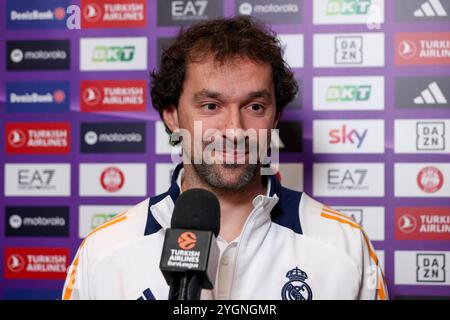 Milano, Italia. 7 novembre 2024. Italia, Milano, 2024 11 07: Sergio Llull (Madrid) pre-partita EuroLeague intervista durante partita di basket EA7 Emporio Armani Milano vs Real Madrid, EuroLeague 2024-2025 Round 8, Unipol ForumItaly, Milano, 2024 11 07: EA7 Emporio Armani Milano vs Real Madrid, EuroLeague 2024/2025, Round 8, disputato al Forum Unipol. (Foto di Fabrizio Andrea Bertani/Pacific Press) crediti: Pacific Press Media Production Corp./Alamy Live News Foto Stock