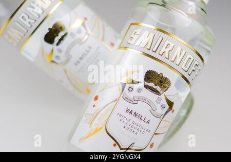 LONDRA, REGNO UNITO - 17 APRILE 2024 la Smirnoff Vanilla Vodka è arricchita dal gusto naturale di vaniglia per un gusto dolce e coccolante Foto Stock