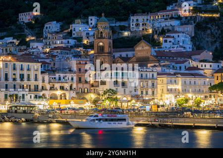 Vista notturna di Amalfi, Campania, Italia Foto Stock