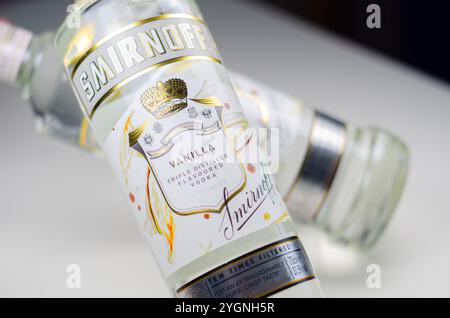 LONDRA, REGNO UNITO - 17 APRILE 2024 la Smirnoff Vanilla Vodka è arricchita dal gusto naturale di vaniglia per un gusto dolce e coccolante Foto Stock