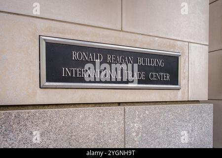 Washington, DC-USA-29 aprile 2024: Cartello al Ronald Reagan Building and International Trade Center, che è il primo edificio federale progettato in DC Foto Stock