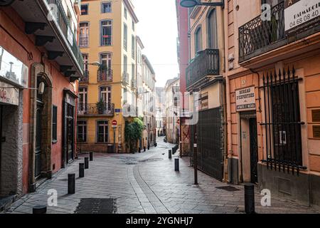 Perpignan, Francia - 27 agosto 2024: Affascinanti stradine nel centro storico di Perpignan, Catalogna francese Foto Stock