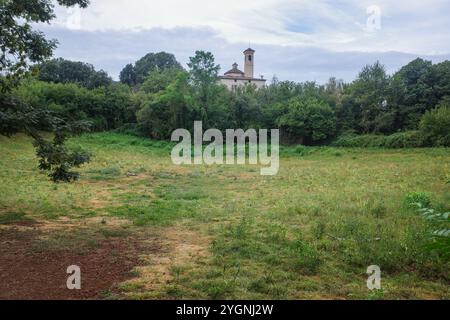 Olot, Spagna - 7 agosto 2024: Cratere del Montsacopa a Olot, regione di Garrotxa, Catalogna Foto Stock