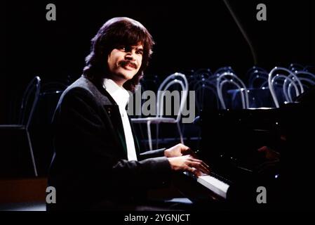 Axel Zwingenberger, deutscher Boogie-Woogie und Blues pianista, Portrait am Klavier, 1990. Foto Stock