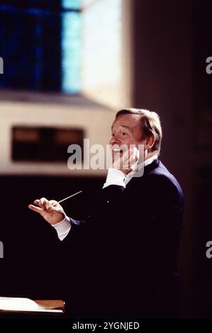 Hanns-Martin Schneidt, deutscher Dirigent, organista, bei einem Konzert, 1989. Foto Stock