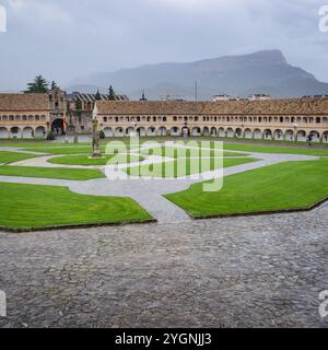 Jaca, Spagna - 21 settembre 2024: Mura del Castello di San Pedro e Cittadella di Jaca, Aragona, Spagna Foto Stock