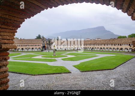 Jaca, Spagna - 21 settembre 2024: Mura del Castello di San Pedro e Cittadella di Jaca, Aragona, Spagna Foto Stock