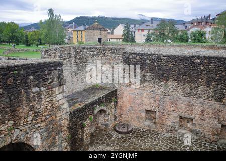 Jaca, Spagna - 21 settembre 2024: Mura del Castello di San Pedro e Cittadella di Jaca, Aragona, Spagna Foto Stock