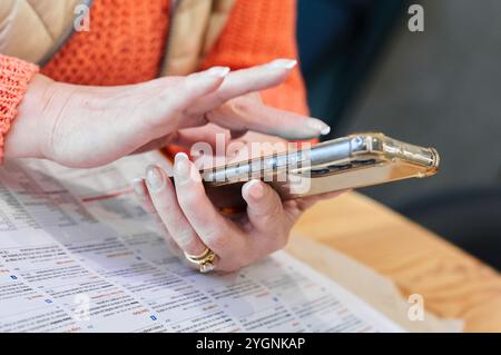 Mani di donna che utilizzano uno smartphone, con tecnologia e connettività moderne, adatte per progetti legati allo stile di vita e alla tecnologia. Foto Stock
