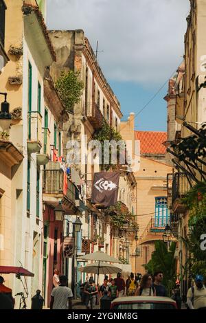 L'Avana, Cuba, 2024 aprile. Vecchi edifici architettonici coloniali nella strada dell'Avana Vecchia. Questa iconica città caraibica dell'UNESCO è popolare tra i turisti. Foto Stock