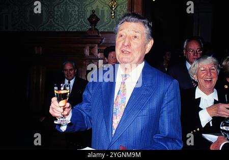 Fritz Walter, legendärer Fussballspieler beim 1. FC Kaiserslautern, Fussball-Weltmeister von 1954, Ehrenspielführer der deutschen Nationalmannschaft, erhebt sein Glas bei einer Veranstaltung, 1994 circa. Foto Stock