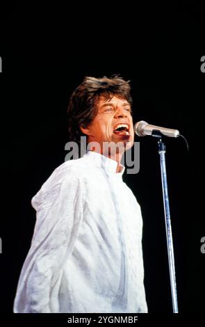 The Rolling Stones, Konzert der berühmten britischen Rockband in Deutschland, 1990, Bild: Mick Jagger, cantautore, frontman dei Rolling Stones sul palco Foto Stock