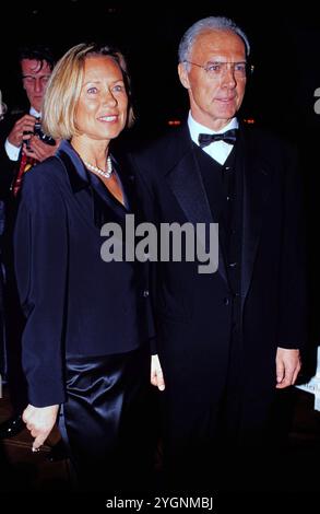 Goldene Kamera 1999, Verleihung 9. Febbraio 1999 a Berlino, Preisträger Franz Beckenbauer, Goldene Kamera für den berühmten Ex Fussballer als Sportler des Jahrhunderts, a bordo di Begleitung von Ehefrau Sybille Foto Stock